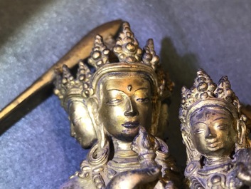 Een Tibetaanse verguld bronzen groep met Manjusri en Prajnaparamita met inscriptie, 17/18e eeuw