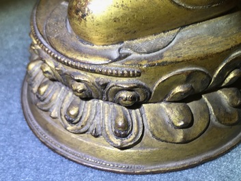 Een verguld bronzen figuur van Boeddha Shakyamuni, Tibet, 15/16e eeuw