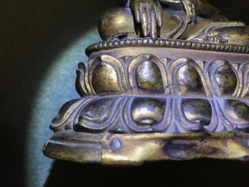 Une figure de Bouddha Shakyamuni en bronze dor&eacute;, Tibet, 14/15&egrave;me