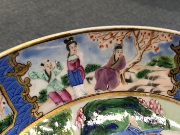 Une paire de tasses et soucoupes en porcelaine de Chine famille rose de Canton, dat&eacute;es 1831