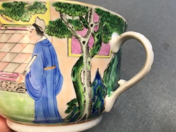 Une paire de tasses et soucoupes en porcelaine de Chine famille rose de Canton, dat&eacute;es 1831