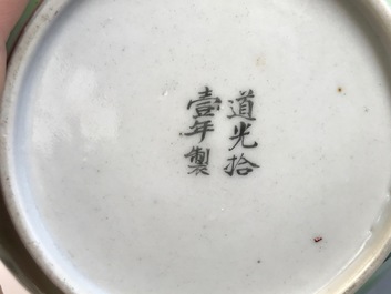 Une paire de tasses et soucoupes en porcelaine de Chine famille rose de Canton, dat&eacute;es 1831