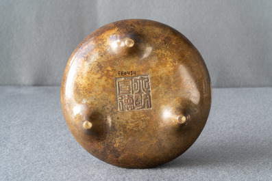 Un br&ucirc;le-parfum tripod en bronze, marque de Xuande, Chine, 19&egrave;me