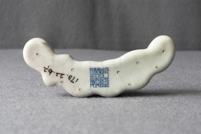 Un repose-pinceaux en porcelaine de Chine de type ge, marque de Qianlong, 19/20&egrave;me