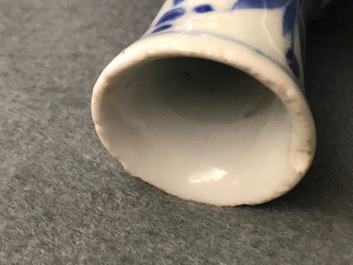 Un vase de forme double gourde en porcelaine de Chine bleu et blanc, &eacute;poque Transition