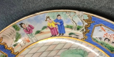 Une paire de tasses et soucoupes en porcelaine de Chine famille rose de Canton, dat&eacute;es 1831