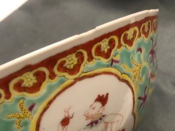 Un grand bol en porcelaine de Chine Bencharong pour le march&eacute; thai, marque de Yongzheng, 19&egrave;me