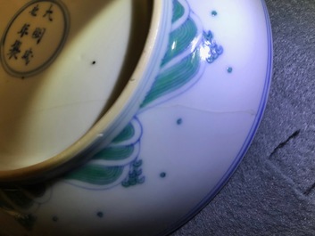 Une assiette en porcelaine de Chine doucai, marque de Chenghua, Yonzheng