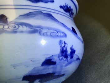 Un br&ucirc;le-parfum en porcelaine de Chine bleu et blanc &agrave; d&eacute;cor de figures dans un paysage, Kangxi