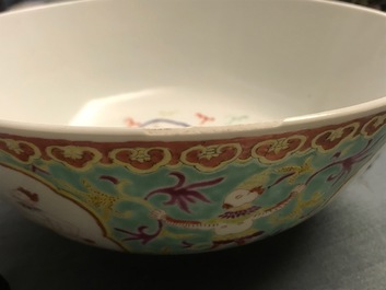 Un grand bol en porcelaine de Chine Bencharong pour le march&eacute; thai, marque de Yongzheng, 19&egrave;me