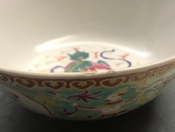 Un grand bol en porcelaine de Chine Bencharong pour le march&eacute; thai, marque de Yongzheng, 19&egrave;me