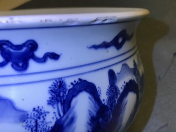 Un br&ucirc;le-parfum en porcelaine de Chine bleu et blanc &agrave; d&eacute;cor de figures dans un paysage, Kangxi