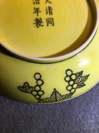 Een paar Chinese monochrome gele 'draken' borden, Tongzhi merk en wellicht periode