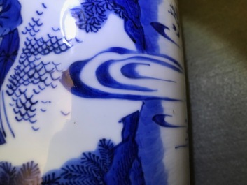 Een fraaie Chinese blauwwitte rouleau vaas met figuratief decor rondom, Transitie periode