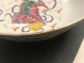 Un grand bol en porcelaine de Chine Bencharong pour le march&eacute; thai, marque de Yongzheng, 19&egrave;me