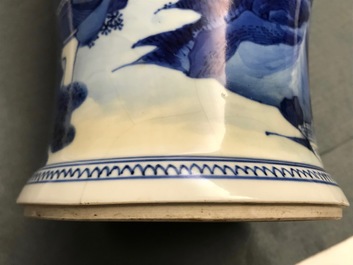 Un vase en porcelaine de Chine bleu et blanc aux accents en vert et aubergine, Kangxi