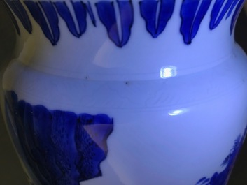 Een fraaie Chinese blauwwitte rouleau vaas met figuratief decor rondom, Transitie periode