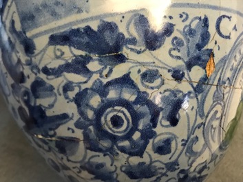 Een paar berettino blauwe siroopkannen in Italiaanse majolica, Veneti&euml; of Rome, gedat. 1592