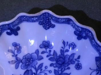 Cinq raviers en forme de coquille en porcelaine de Chine bleu et blanc, Qianlong