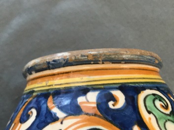 Een siroopkan in Italiaanse majolica, Montelupo, 17e eeuw