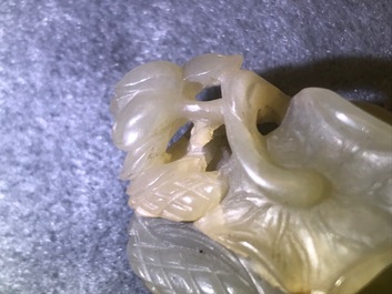 Een Chinese jade snuiffles en twee figuren van jongens, 19/20e eeuw