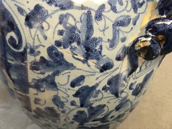 Een paar berettino blauwe siroopkannen in Italiaanse majolica, Veneti&euml; of Rome, gedat. 1592