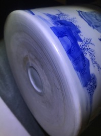 Un grand pot &agrave; pinceaux en porcelaine de Chine bleu et blanc, &eacute;poque Transition
