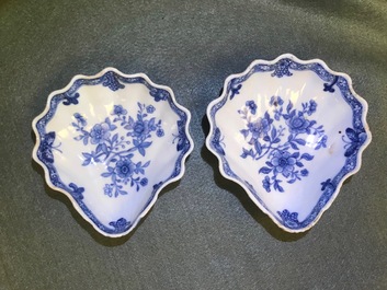 Cinq raviers en forme de coquille en porcelaine de Chine bleu et blanc, Qianlong