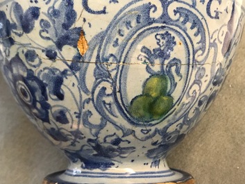 Een paar berettino blauwe siroopkannen in Italiaanse majolica, Veneti&euml; of Rome, gedat. 1592