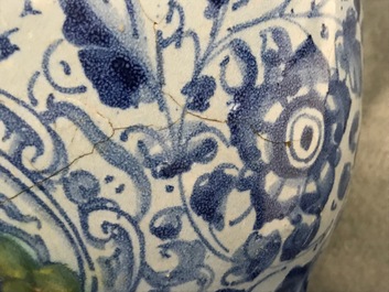 Een paar berettino blauwe siroopkannen in Italiaanse majolica, Veneti&euml; of Rome, gedat. 1592