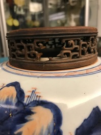 Een Chinese Imari-stijl pot met landschapsdecor, Kangxi