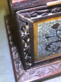 Une bo&icirc;te rectangulaire en bois sculpt&eacute; et &eacute;maux cloisonn&eacute;s, Chine, 19&egrave;me