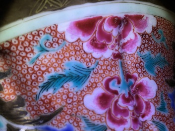 Une paire de vases en porcelaine de Chine famille rose aux dames dans un jardin Yongzheng