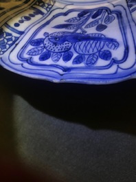 Een Chinese blauwwitte kraakporseleinen schotel met een draak, Wanli
