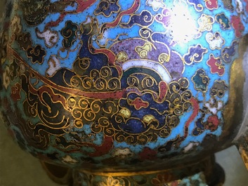 Une verseuse en &eacute;maux cloisonn&eacute;s &agrave; d&eacute;cor de lions bouddhistes, Ming