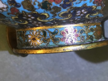 Une verseuse en &eacute;maux cloisonn&eacute;s &agrave; d&eacute;cor de lions bouddhistes, Ming