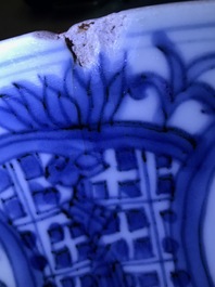Un plat en porcelaine de Chine bleu et blanc dite 'de Swatow' au sujet maritime, Wanli