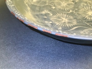 Un plat en porcelaine de Chine dite 'de Swatow' &agrave; d&eacute;cor appliqu&eacute; sur fond bleu, Ming