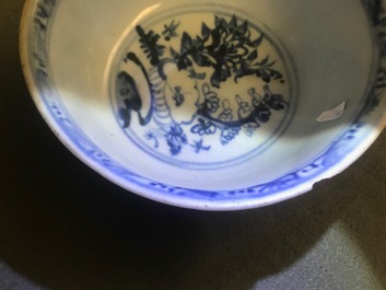 Trois bols en porcelaine de Chine bleu et blanc et un vase en grisaille et rouge de fer, Ming et Yongzheng