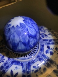 Un grand vase couvert en porcelaine de Chine bleu et blanc, Kangxi