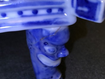 Un br&ucirc;le-parfum de type ding en porcelaine de Chine bleu et blanc, 18/19&egrave;me