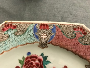 Un grand plat de forme octagonale en porcelaine de Chine famille rose, Qianlong