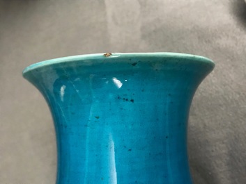 Een Chinese monochrome turquoise rouleau vaas, 18/19e eeuw