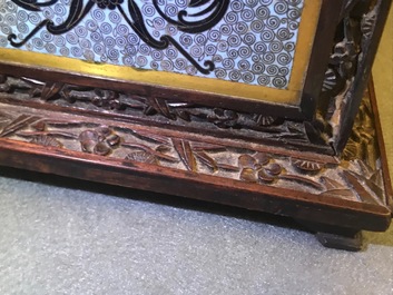 Een Chinees rechthoekig houten kistje met cloisonn&eacute; plaquettes, 19e eeuw