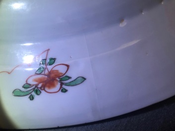 Un plat en porcelaine de Chine famille verte sur fond bleu poudr&eacute;, Kangxi