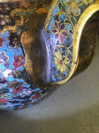 Une verseuse en &eacute;maux cloisonn&eacute;s &agrave; d&eacute;cor de lions bouddhistes, Ming