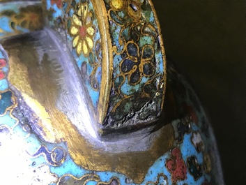 Een Chinese cloisonn&eacute; schenkkan met boeddhistische leeuwen, Ming