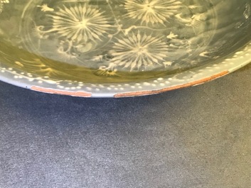 Un plat en porcelaine de Chine dite 'de Swatow' &agrave; d&eacute;cor appliqu&eacute; sur fond bleu, Ming