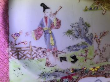 Een fijne Chinese famille rose theepot en een 'Romance of the Western Chamber' bord, Yongzheng/Qianlong