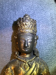 Een Sino-Tibetaanse verguld bronzen figuur van Amitayus, Qianlong